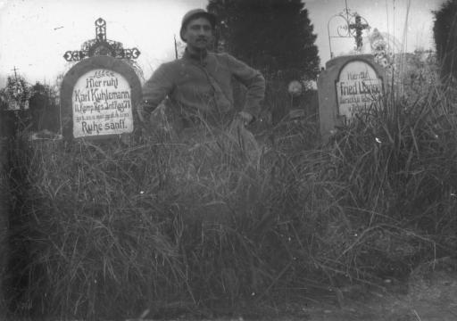 Tombes allemandes "ce matin, j'ai photographié des tombes boches qui sont dans le cimetière à côté de nous" (lettre du 11 décembre 1917).